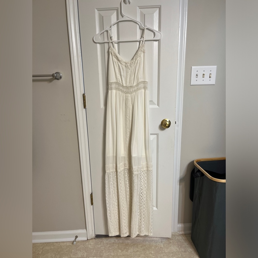 White Abercrombie &Fitch maxi dress. XS, crochet style detail